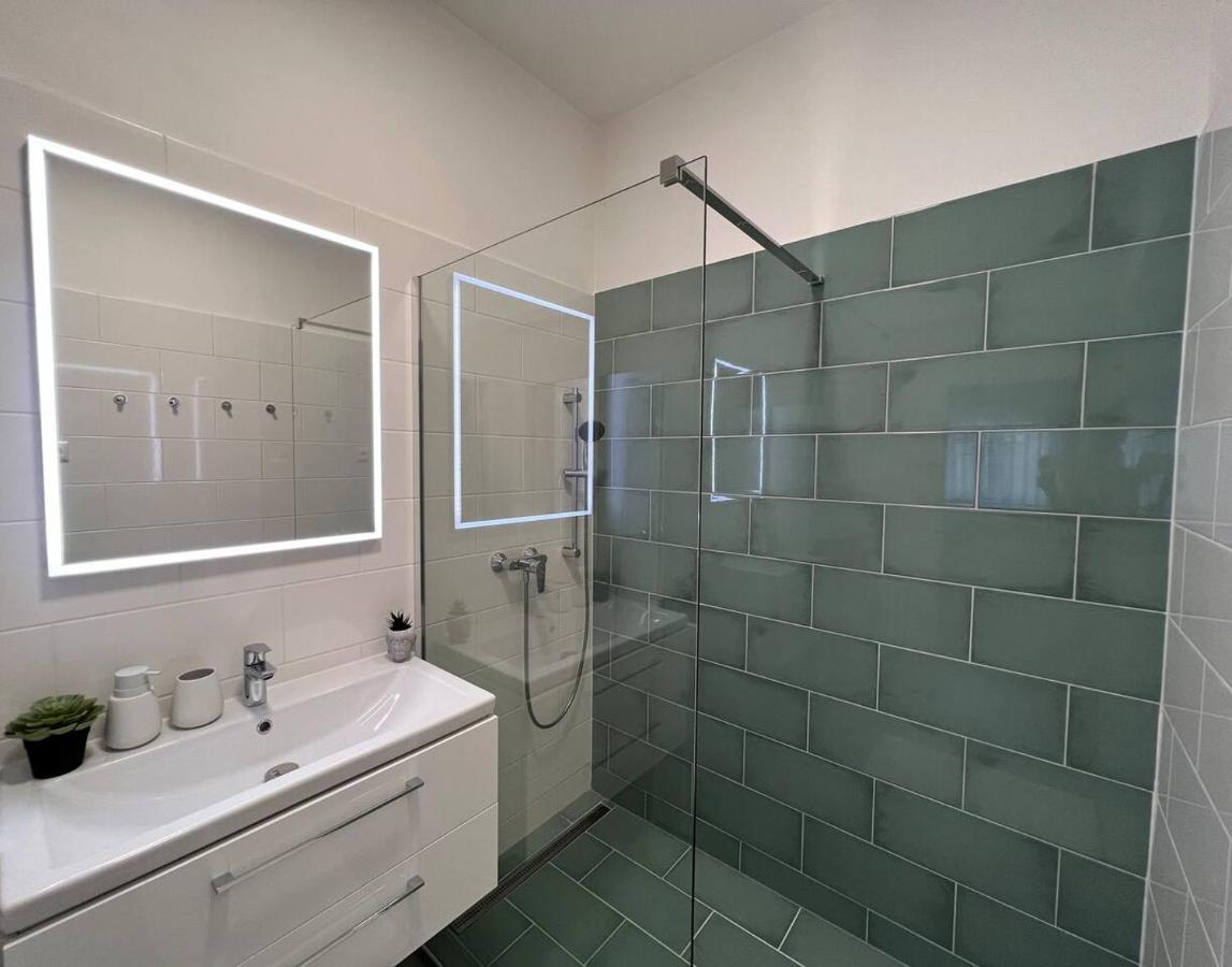96M2 Of Comfort And Style: 4Bd Apartment In Old Town Bratislava Extérieur photo