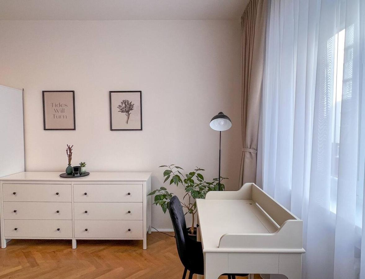 96M2 Of Comfort And Style: 4Bd Apartment In Old Town Bratislava Extérieur photo